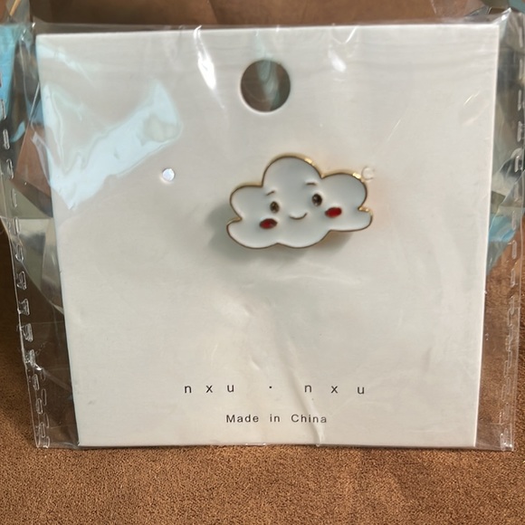 Cloud enamel Pin - Picture 2 of 5